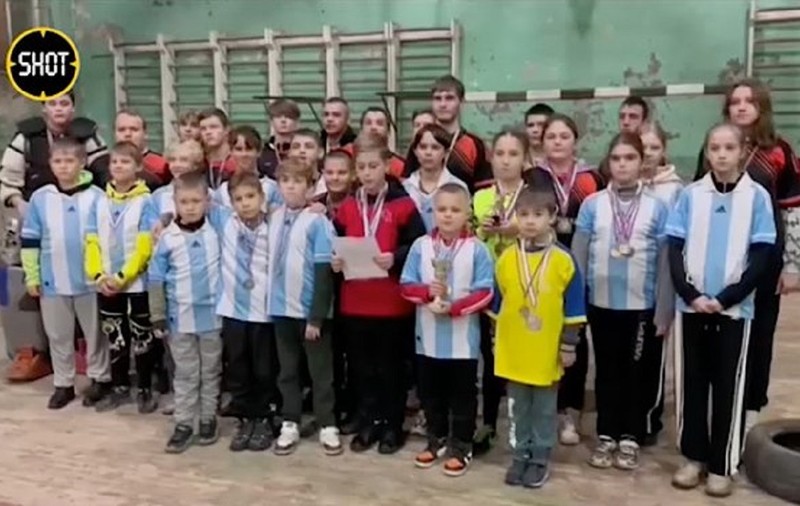 Școlari din Crimeea s-au plâns lui Putin că sala lor de sport e distrusă. Trei ore mai târziu, directorul complexului sportiv a fost audiat
