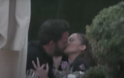 Jennifer Lopez și Ben Affleck - foto: captură Youtube