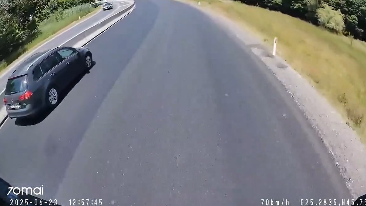 O mașină VW depășește un camion, cu o manevră criminală, pe E25