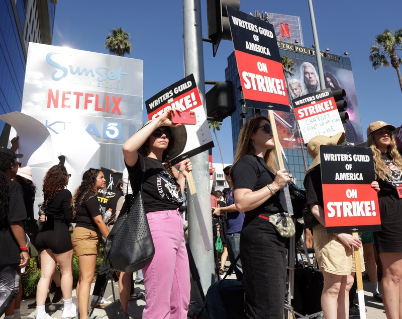 Vedetele s-au alăturat celei mai mari greve de la Hollywood din ultimii ani și au pichetat sediile principalelor studiouri americane