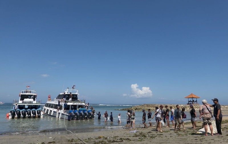 Doi români aflați în concediu, în Bali, infectați cu coronavirus