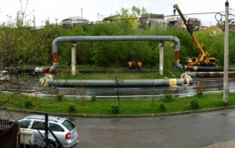 Clipe de panică în Pitești: o conductă a căzut peste o mașină