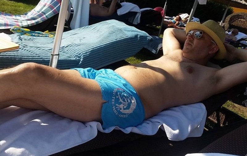 Tupeu de proxenet! Polițiștii îl caută în toată lumea, el se pozează la piscină