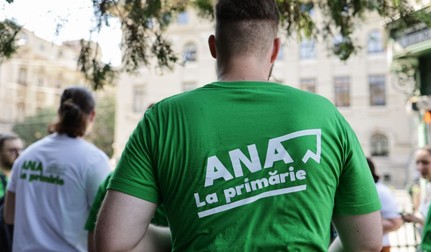 Susținătorii Anei Ciceală au venit purtând tricouri cu textul: „Ana, la primărie”. Foto: Vlad Chirea/ Libertatea