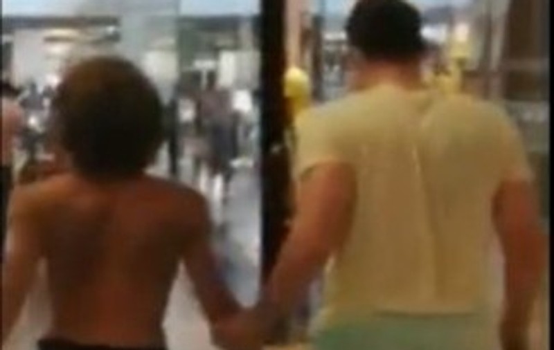 VIDEO | Un bărbat la bustul gol și înarmat cu un cuțit s-a plimbat printr-un mall din Craiova. A fost prins de un polițist aflat în timpul liber