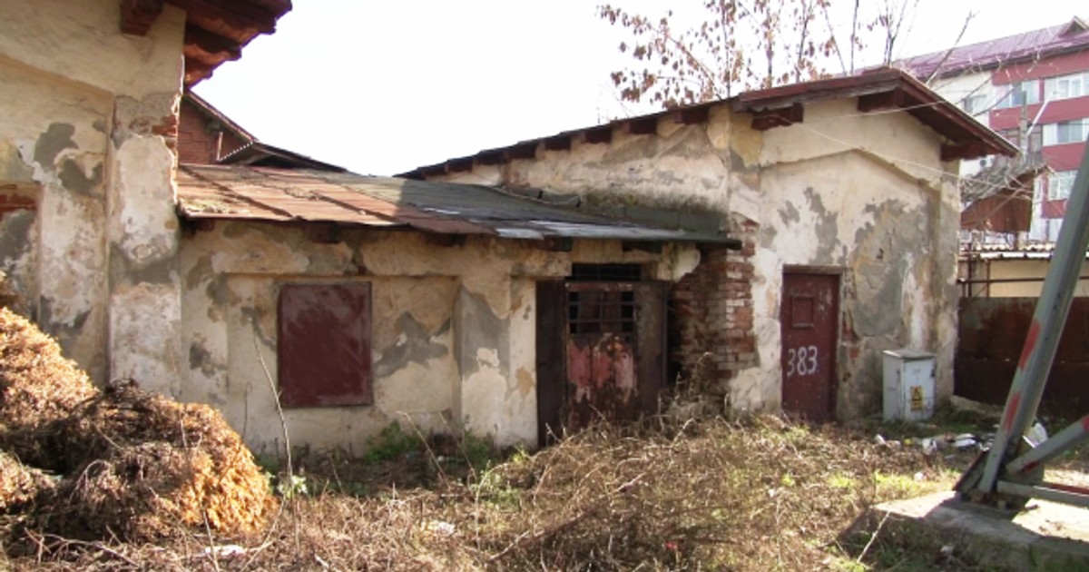 Paragină în fostele gări regale din Dâmbovița