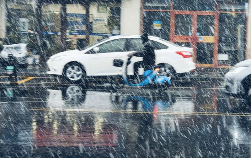Coduri portocalii și galbene de ninsori, viscol și ploi în aproape jumătate din ţară. Harta zonelor afectate de avertizările meteo