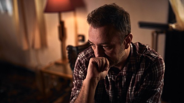Dacă te confrunți cu tristețe, furie sau o stare de spirit proastă care persistă mai mult de două săptămâni și îți afectează viața de zi cu zi, este momentul să ceri ajutor de specialitate.