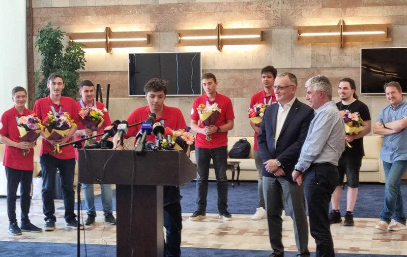 Elevii români care s-au clasat pe locul 5 în lume la Olimpiadă Internaţională de Matematică s-au întors acasă: „Fără muncă nu ajungi nicăieri”