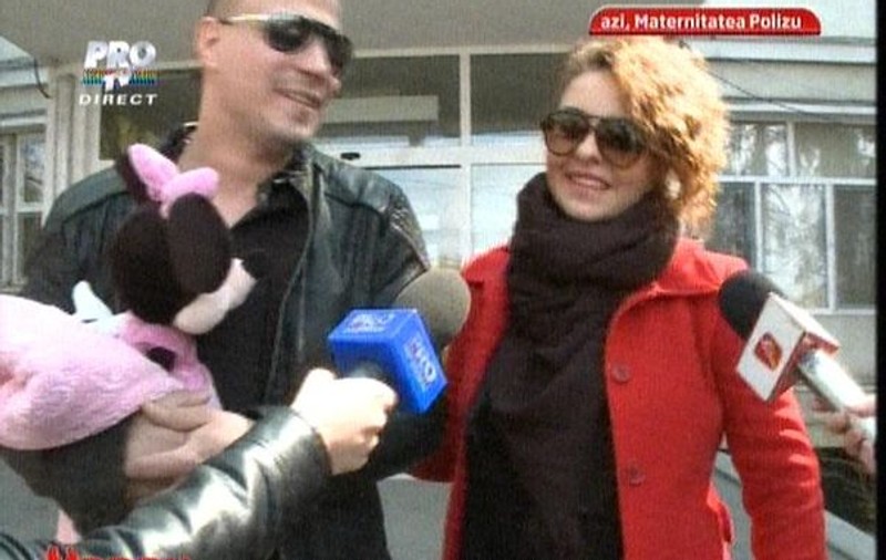 Giulia Anghelescu s-a externat din maternitate. Vlad Huidu a fost primul care a schimbat scutecul fetiței lor
