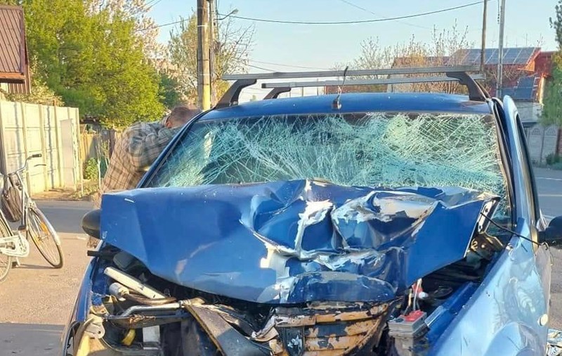 Un șofer care fugea de poliție, în Roșiori de Vede, a murit după ce a intrat cu mașina într-un stâlp