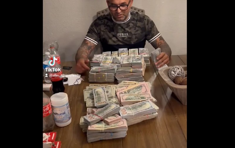 Românii care au furat 5 milioane de dolari s-au filmat cu banii și s-au lăudat pe rețelele de socializare. FBI îi căuta de 8 ani