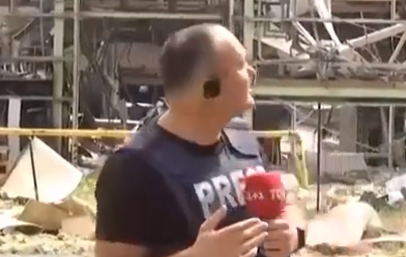 VIDEO | Un jurnalist ucrainean, întrerupt de o rachetă care a picat lângă el când relata despre situația din Donbas