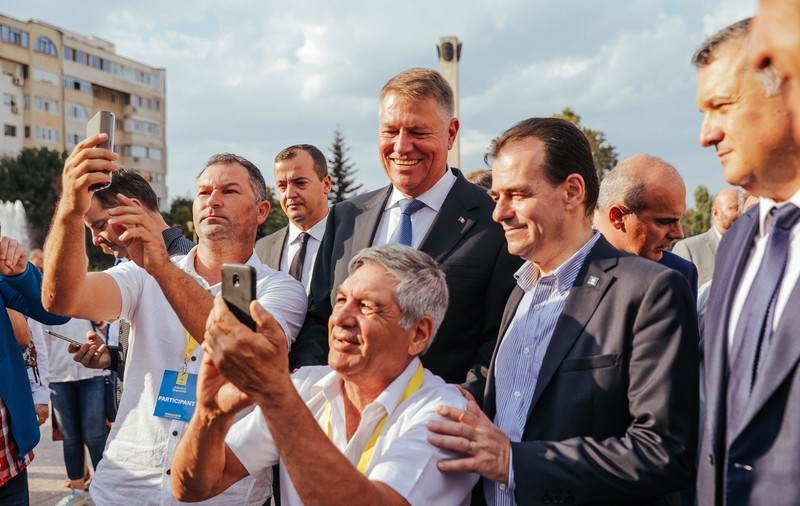 Klaus Iohannis îşi depune candidatura la prezidenţiale vineri, la Biroul Electoral Central. Viorica Dăncilă, cu o zi înainte