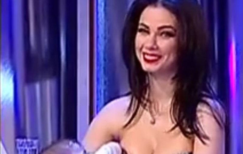 Ce bine-i stă Iulianei Luciu cu copilul în mână