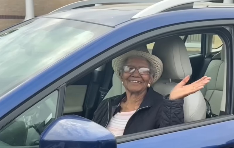 Cea mai bătrână șoferiță din lume are 108 ani și tocmai și-a reînnoit permisul: „Fac aceleași exerciții dimineața de 20 de ani” | VIDEO