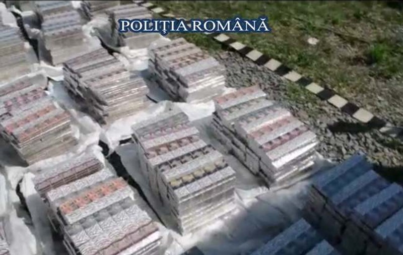 TIR înmatriculat în Ungaria, încărcat cu peste 80.000 de pachete cu ţigări, găsit abandonat într-o comună din Arad