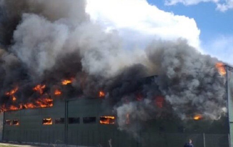 Incendiu violent la o hală de dezmembrări auto din Caracal. Degajări mari de fum în zonă