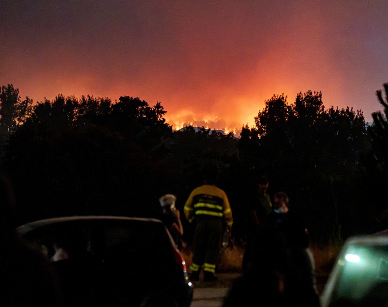 „Pare un infern, un iad. Nu se mai vede nici soarele”. Mărturiile românilor evacuați din calea incendiilor devastatoare din Spania