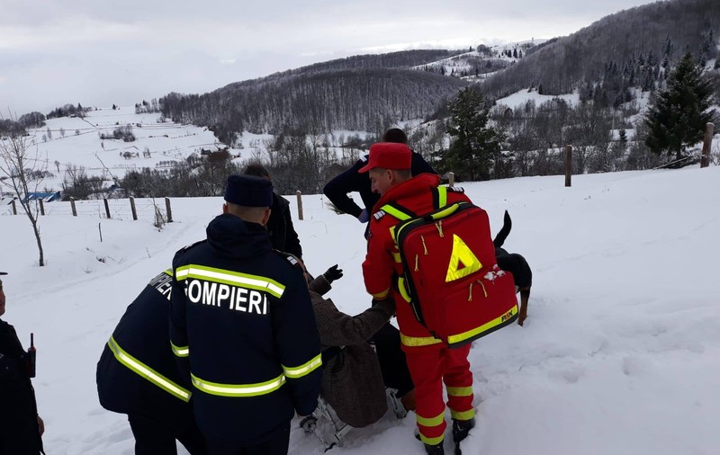 Intervenție dramatică în Apuseni. Paramedicii SMURD au mers trei kilometri pe jos ca să salveze o femeie