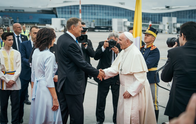 Klaus Iohannis le mulţumeşte celor care l-au întâmpinat pe Papa Francisc în România 