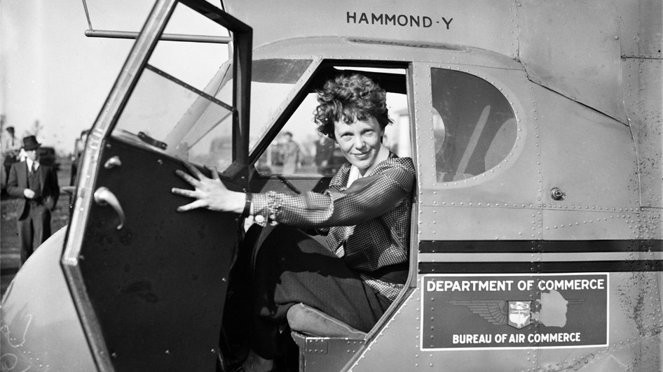 Amelia Earhart, pozând într-un avion, în jurul anului 1936. Sursă foto: Getty Images