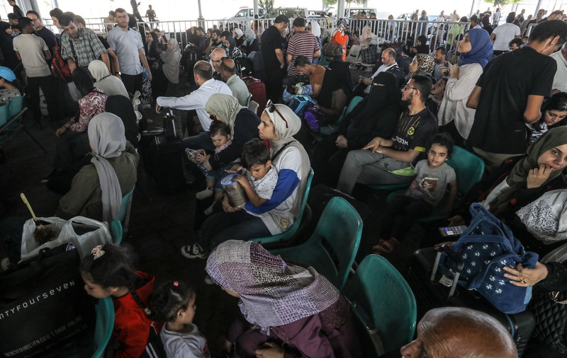Haos la frontiera de la Rafah. Mii de oameni așteaptă să afle dacă sunt pe listele evacuaților, în timp ce familiile sunt separate pe baza cetățeniei