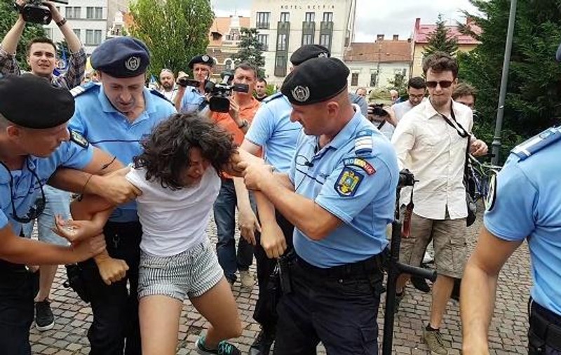 UPDATE: Reacția actriței din Cluj, după ce a fost săltată de jandarmi. „De ce sunt acuzată de violență când nu am fost violentă”