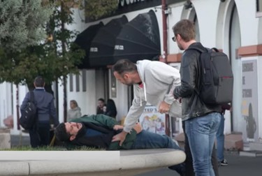 Actorul Alex Călin, într-un moment de criză de epilepsie care face parte dintr-un experiment social derulat de clinica de neurologie Neuroaxis | Foto: Captura Youtube