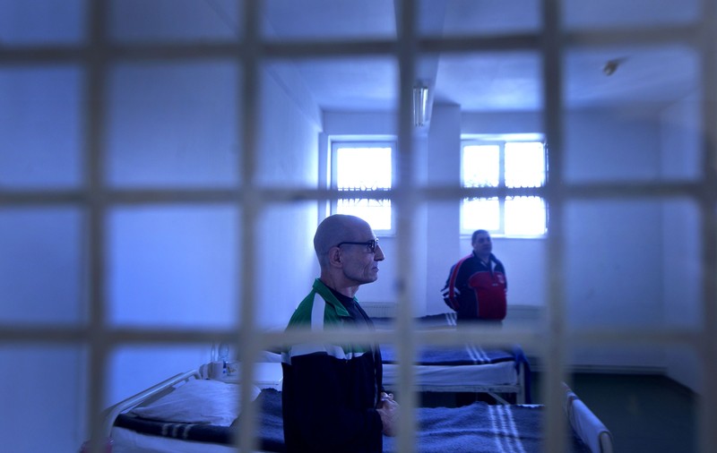 Crimă în Penitenciarul din Târgu Mureș! Hoțul asasin, care și-a sugrumat colegul de celulă, declarație șocantă: ”Moșul a căzut din pat!”