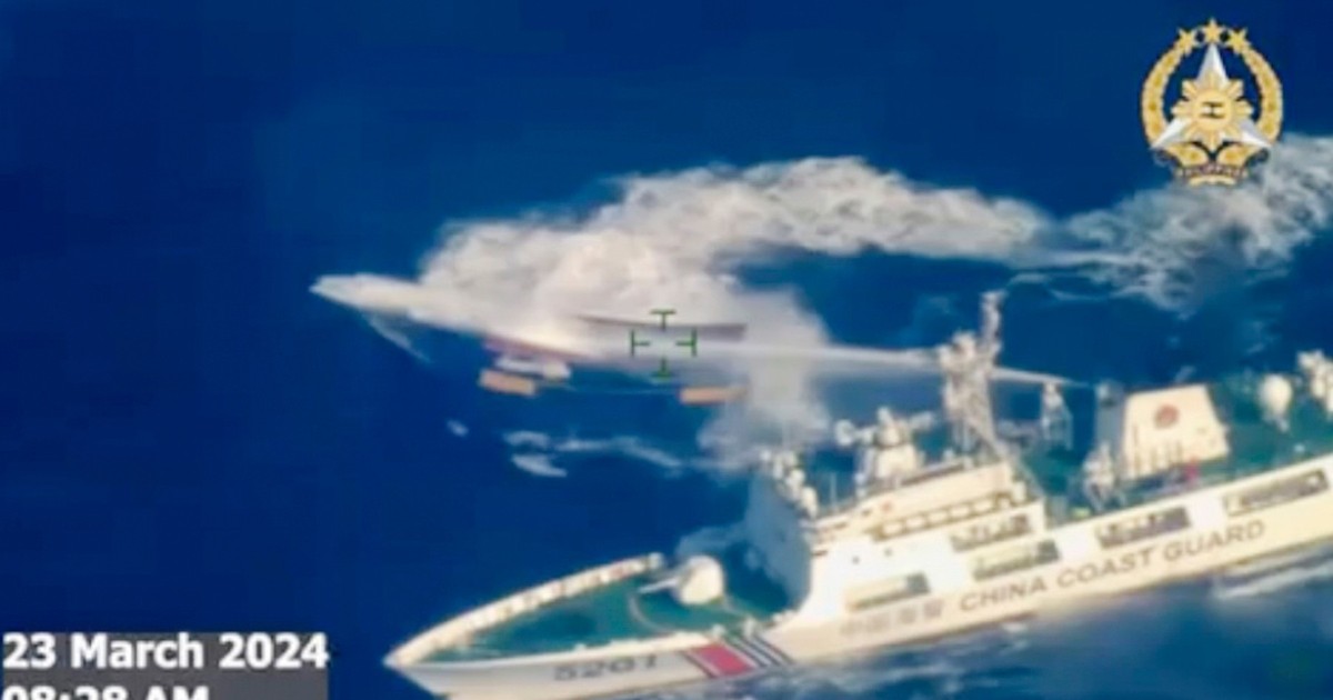 O navă a Pazei de coastă a Chinei folosește tunuri cu apă împotriva unei nave filipineze de reaprovizionare Foto: Profimedia