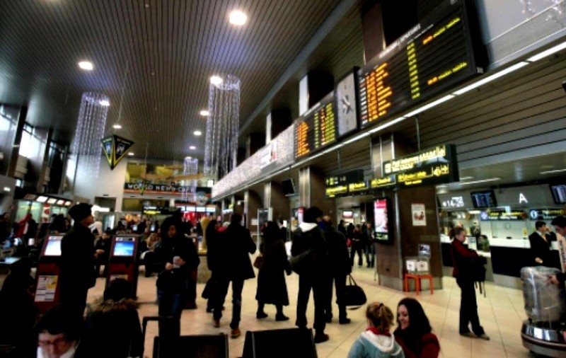 Un poliţist de frontieră de la Aeroportul Otopeni este audiat după ce a șantajat o fată de 18 ani
