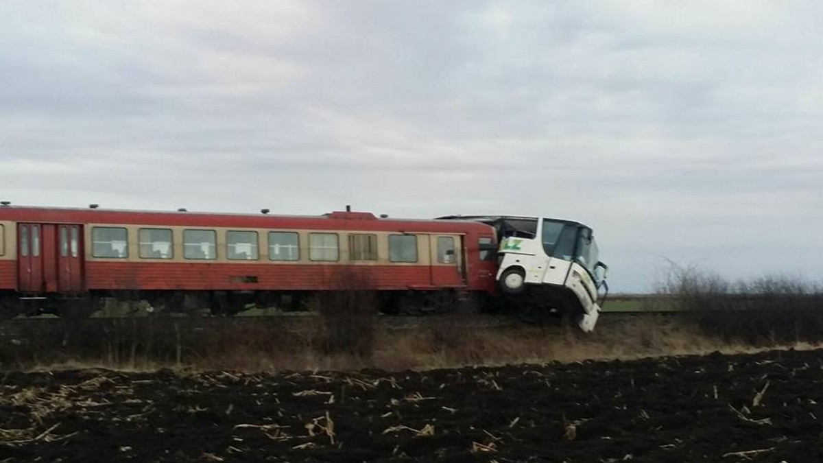 Autocar lovit de tren în județul Timiș. Mai mulți pasageri au fost răniți