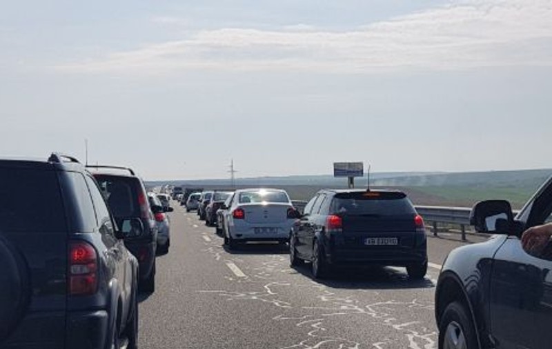 O mașină a luat foc pe Autostrada Soarelui. Traficul este restricționat