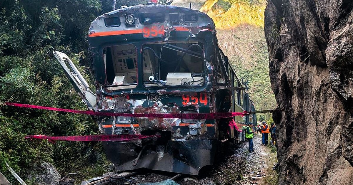 Unul dintre cele două trenuri implicate într-o coliziune frontală care leagă Machu Picchu de Ollantaytambo, fotografiat în Pampacahua, departamentul Cusco, Peru, pe 30 decembrie 2025.