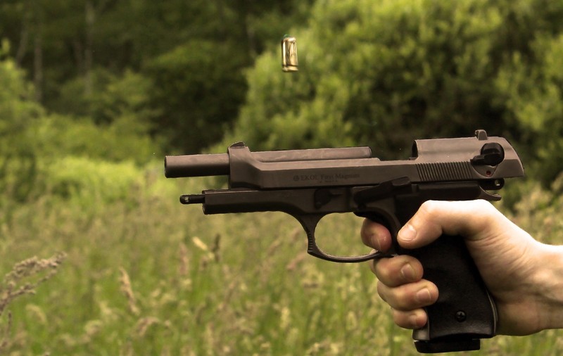 Un primar din Dâmbovița a tras cu pistolul după ce a fost atacat de hoți pe câmp. Acum este anchetat pentru nerespectarea regimului armelor și munițiilor