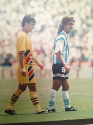 Daniel Prodan s-a lipit ca marca de scrisoare de marele Gabriel Omar, la Cupa Mondială din 1994 Batistuta FOTO: Arhiva personala