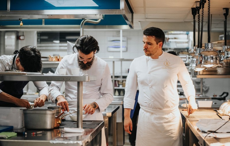 Ritualul bizar de inițiere pentru angajați folosit de cheful unui restaurant cu o stea Michelin din Franța: „Acte umilitoare”