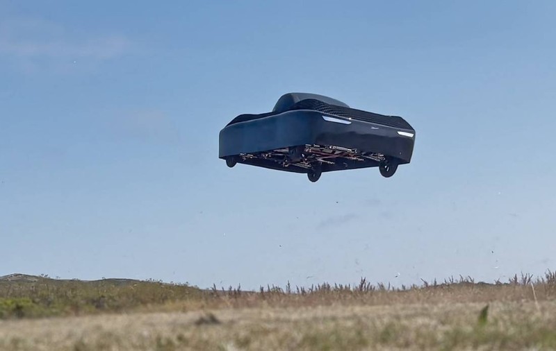 O companie americană lansează mașina zburătoare electrică. Imagini cu vehiculul pentru care s-au făcut deja 3.300 de precomenzi