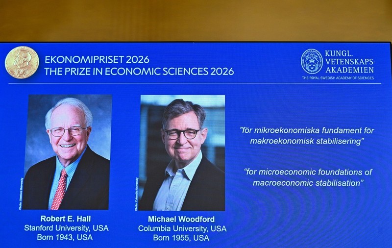 Premiul Nobel pentru Economie 2026 a fost acordat americanilor Robert E. Hall și Michael Woodford, în semn de recunoaștere a contribuțiilor lor fundamentale la înțelegerea stabilizării macroeconomice prin prisma microeconomiei.