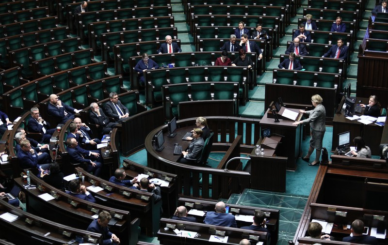 Deputații polonezi și-au micșorat salariile în contextul unui scandal național