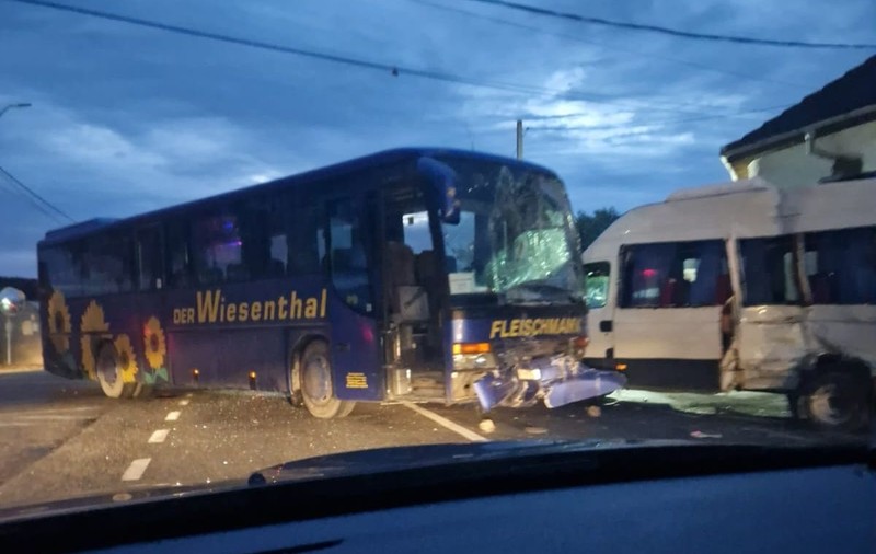 Accident grav în Gorj. Opt persoane transportate la spital, după ce un autobuz s-a ciocnit cu un microbuz