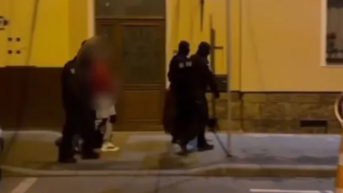 Mascați care se deplasează cu un bărbat prins pe timpul nopții
