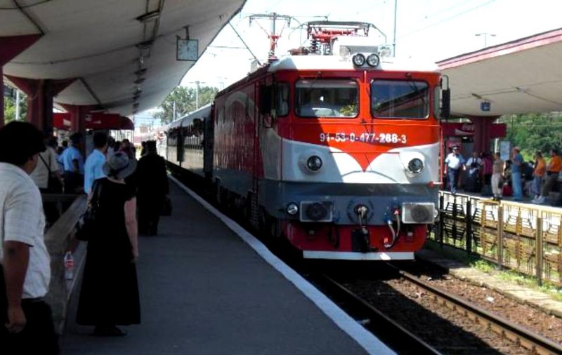 Studenții români care învață în străinătate ar putea avea gratuitate cu CFR