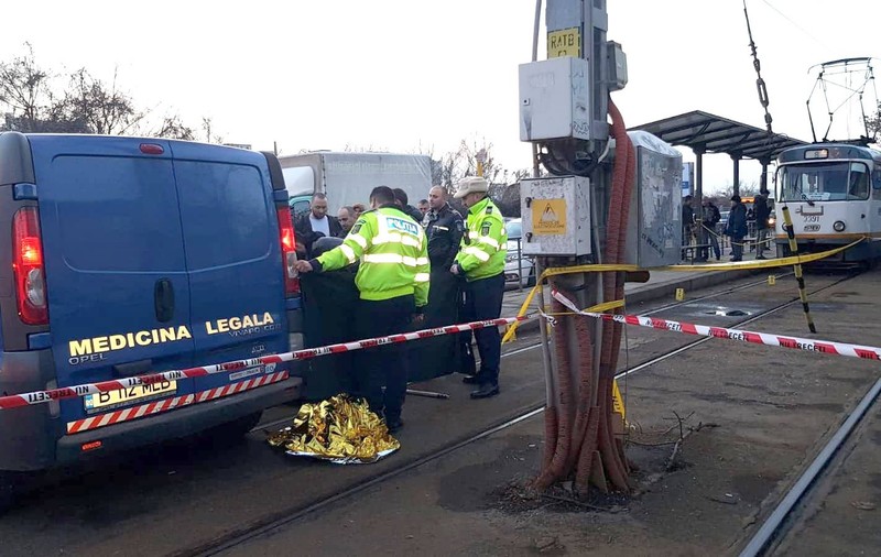 STB: Un bărbat din București a murit după ce a fost împins în fața tramvaiului de un om al străzii!