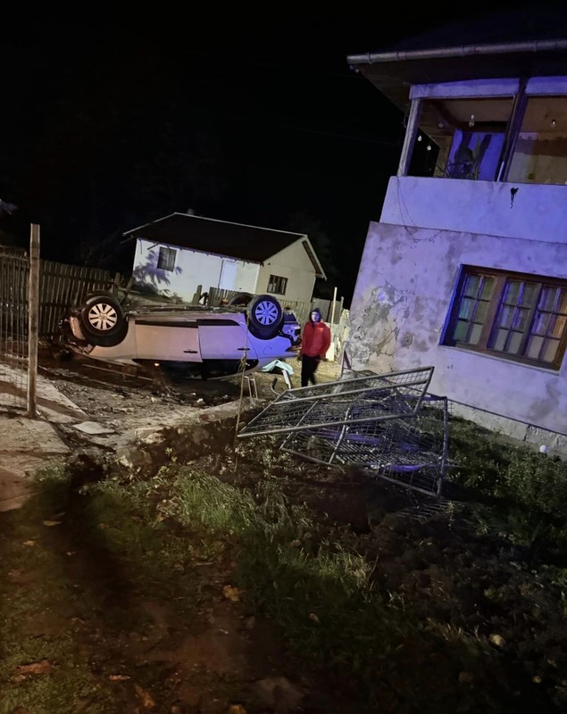 Tânăr mort de ziua lui, în mașina răsturnată chiar în curtea casei părinților, treziți din somn de o bubuitură