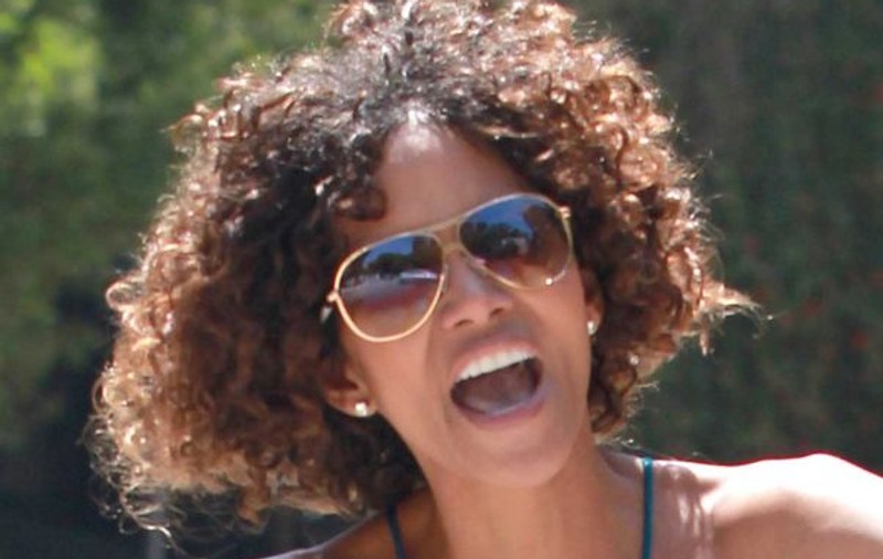 Desfigurată de furie, Halle Berry urlă în stradă din toţi rărunchii. Cine a scos-o din minţi pe actriţa de Oscar? | FOTO