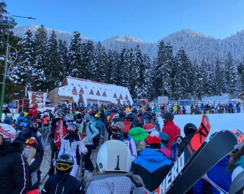 Sute de turiști au așteptat la cozi uriașe în Poiana Brașov, pentru a urca în telegondolă