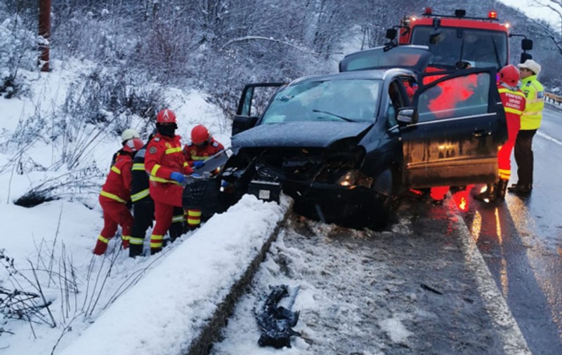 Șapte persoane au fost rănite, în urma unui accident pe DN 13, în Brașov