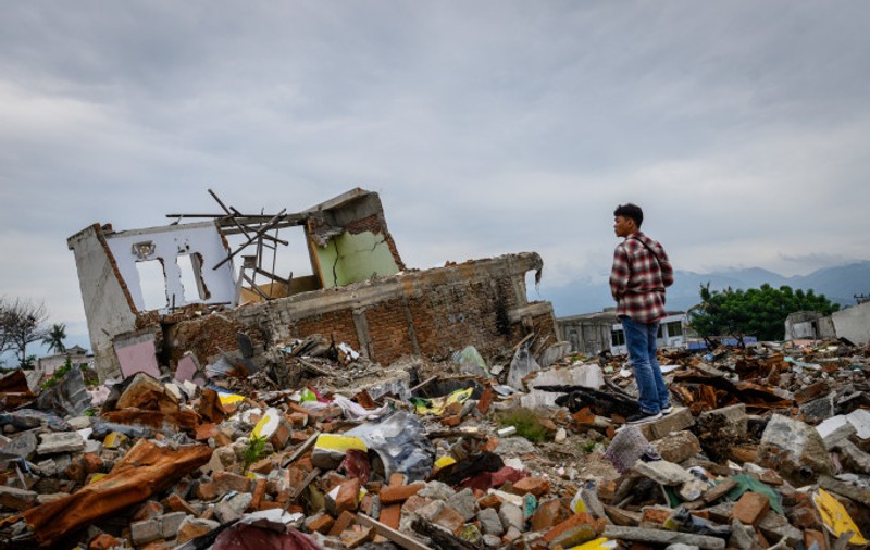 Isterie în Indonezia din cauza alarmelor false de tsunami. 135.000 de oameni refuză să părăsească adăposturile temporare